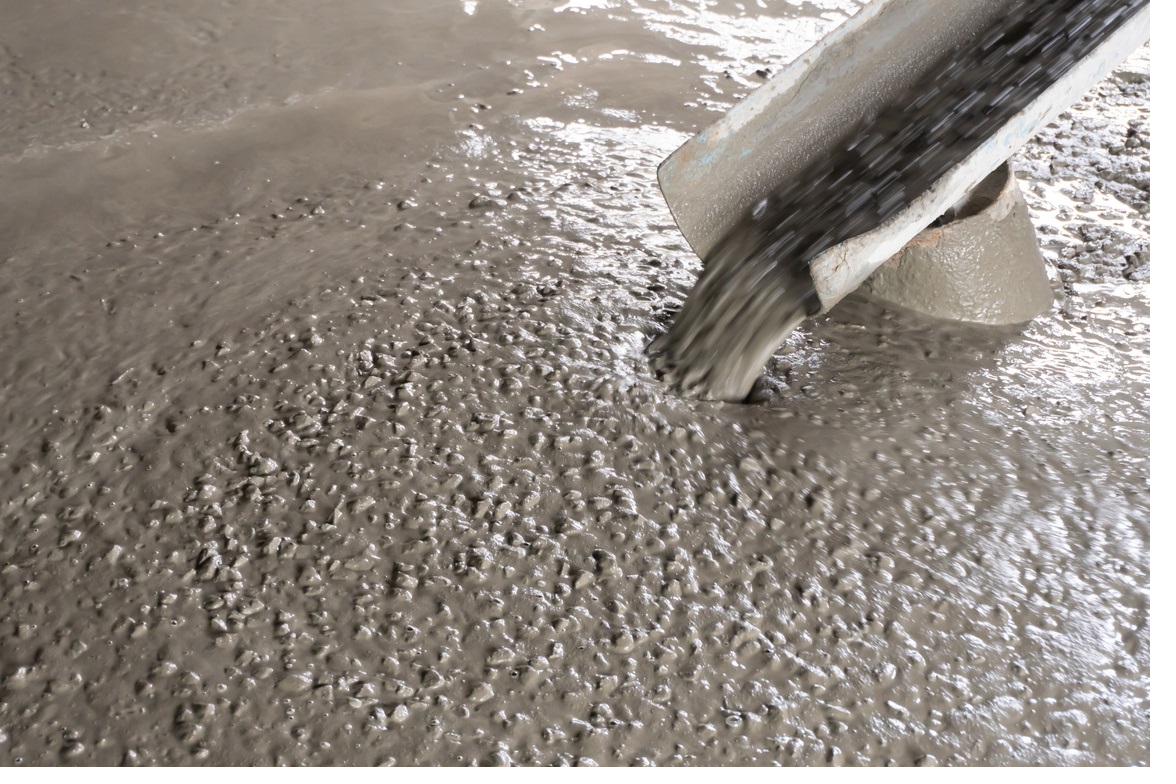Beton ready-mix segar dituangkan di lokasi proyek